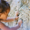 Enfant jouant prés d'un mur à araignée
