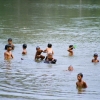 Groupe d'enfants jouant dans le lac entourant...