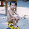 Enfant posant sur un tracteur